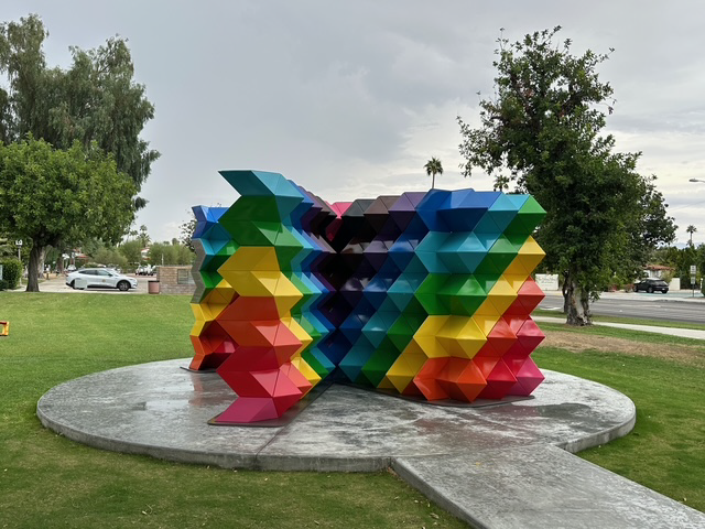 Monument de la fierté avec des couleurs arc-en-ciel et un design géométrique en Californie, États-Unis.