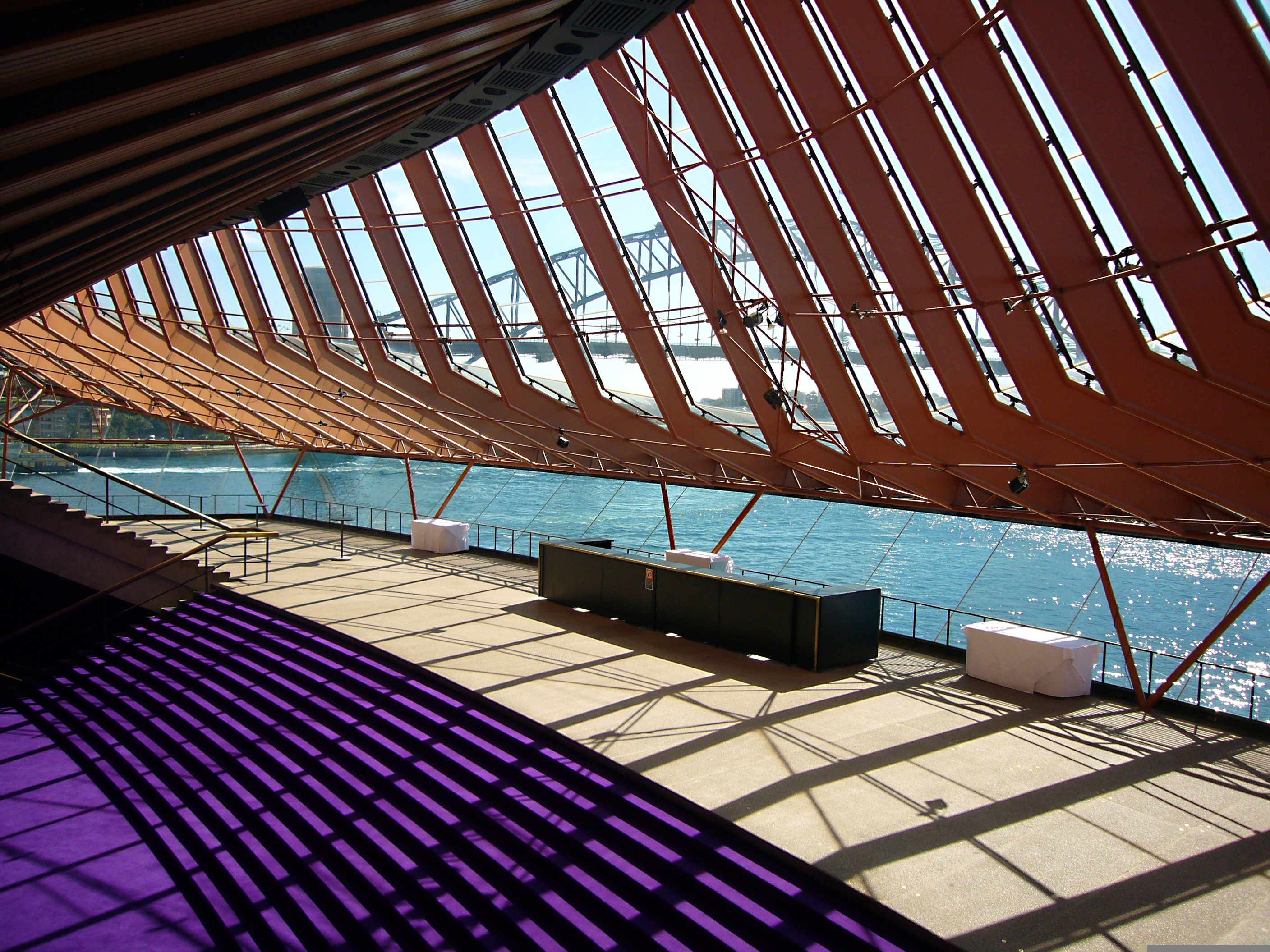Vue détaillée de la structure architecturale sous les membranes iconiques de l'Opéra de Sydney.