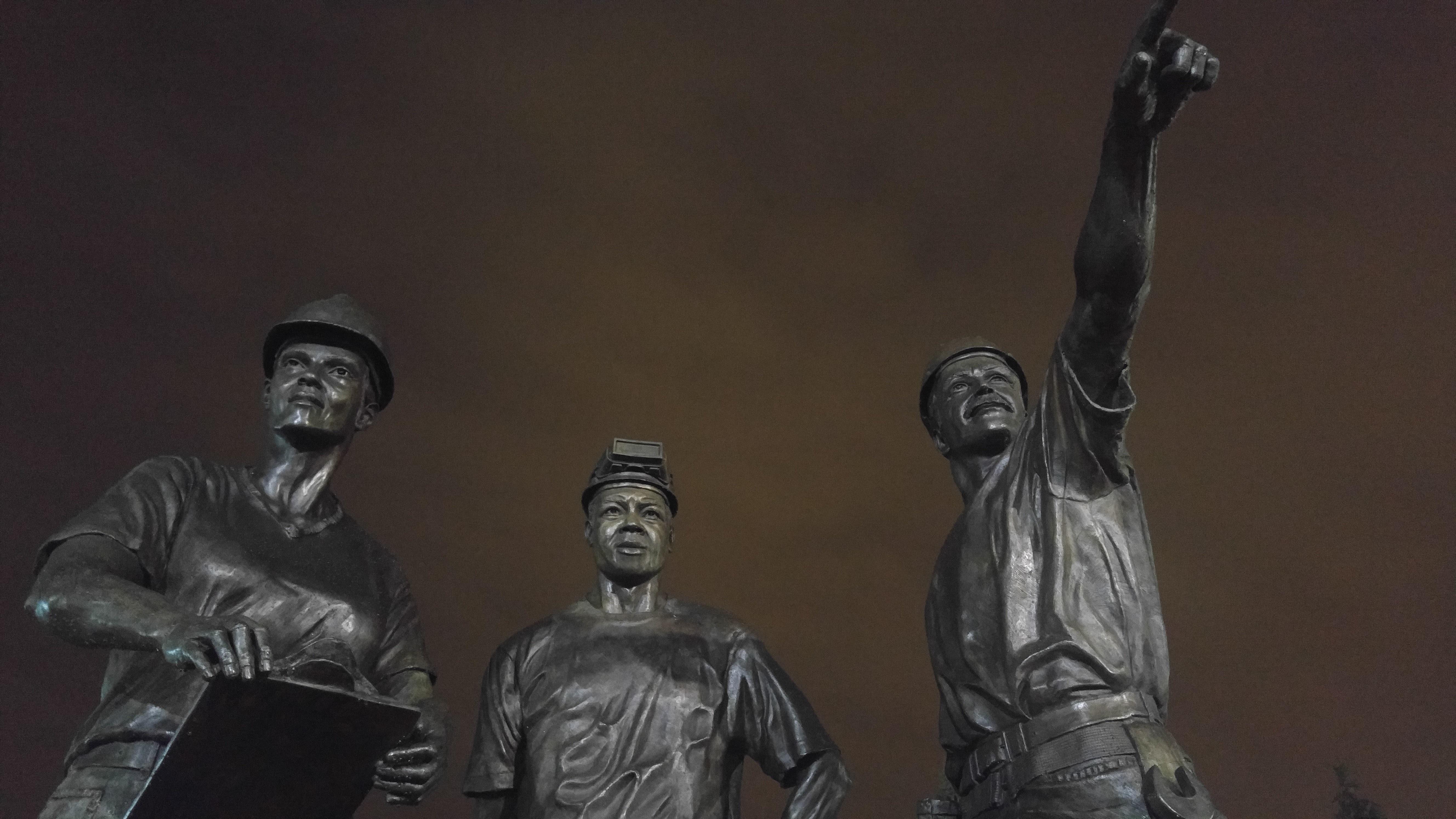 Une statue qui rend hommage à l'utilisation des ouvriers lors de la construction du Miller Park.