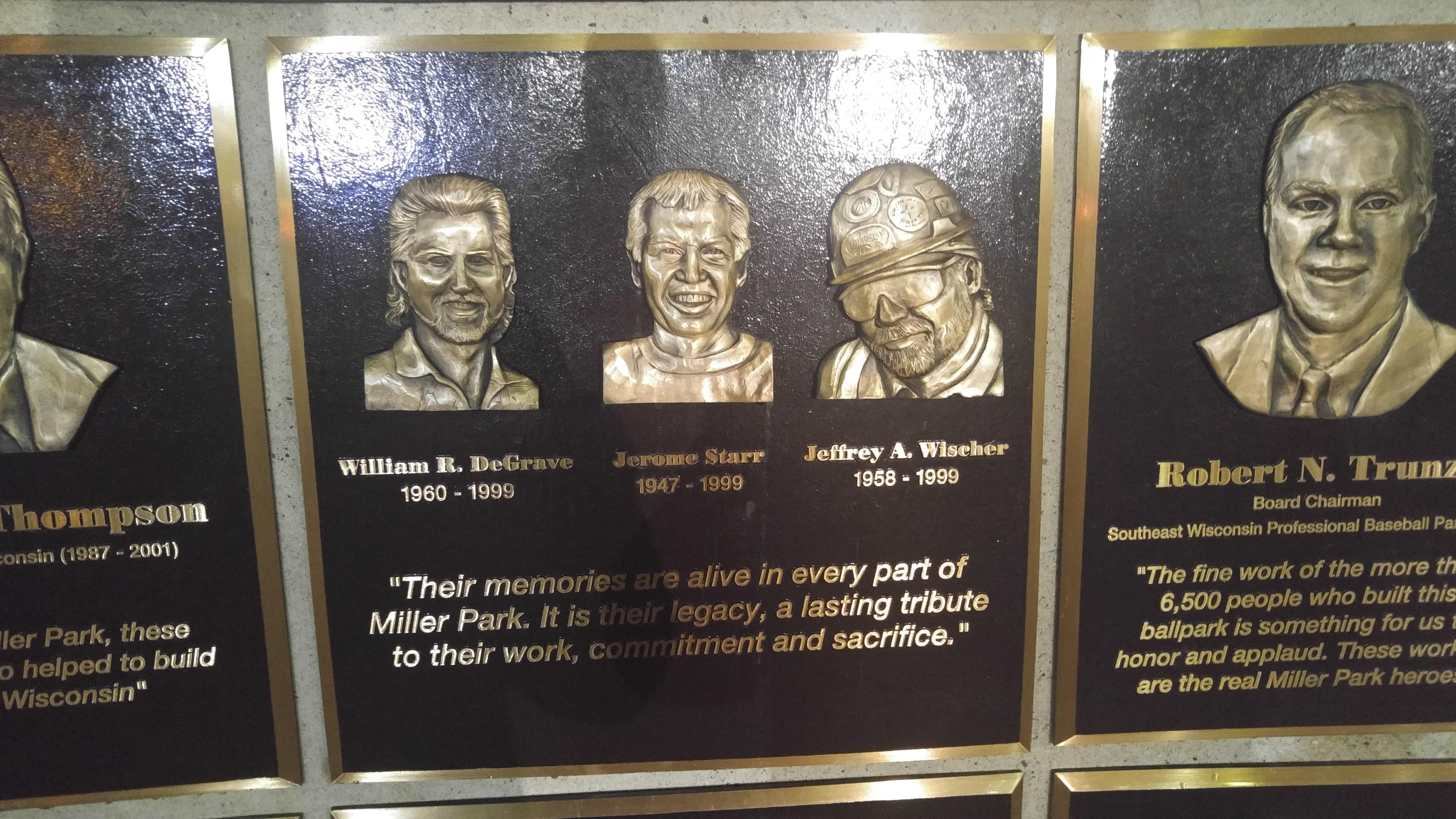 Plaque commémorative dédiée aux ouvriers tombés lors de la construction du Miller Park. Trois ouvriers sont morts dans l'accident de la grue.