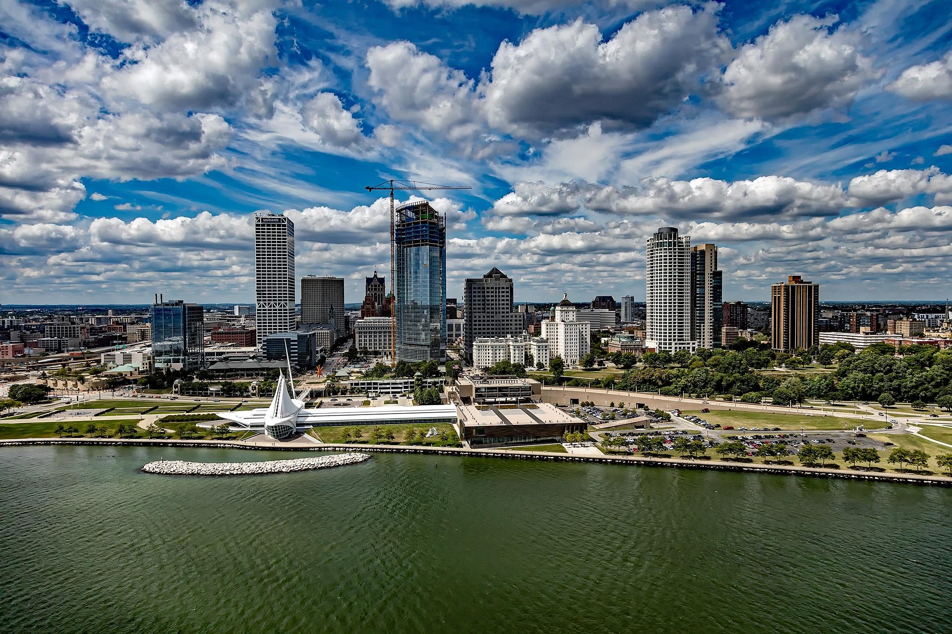 Vues architecturales d'une grande ville, Milwaukee USA, avec des bâtiments modernes.