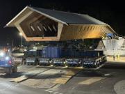Transport nocturne du tablier d’une passerelle cyclo-piétonne sur des transporteurs modulaires automoteurs de la société Sarens à Bruxelles