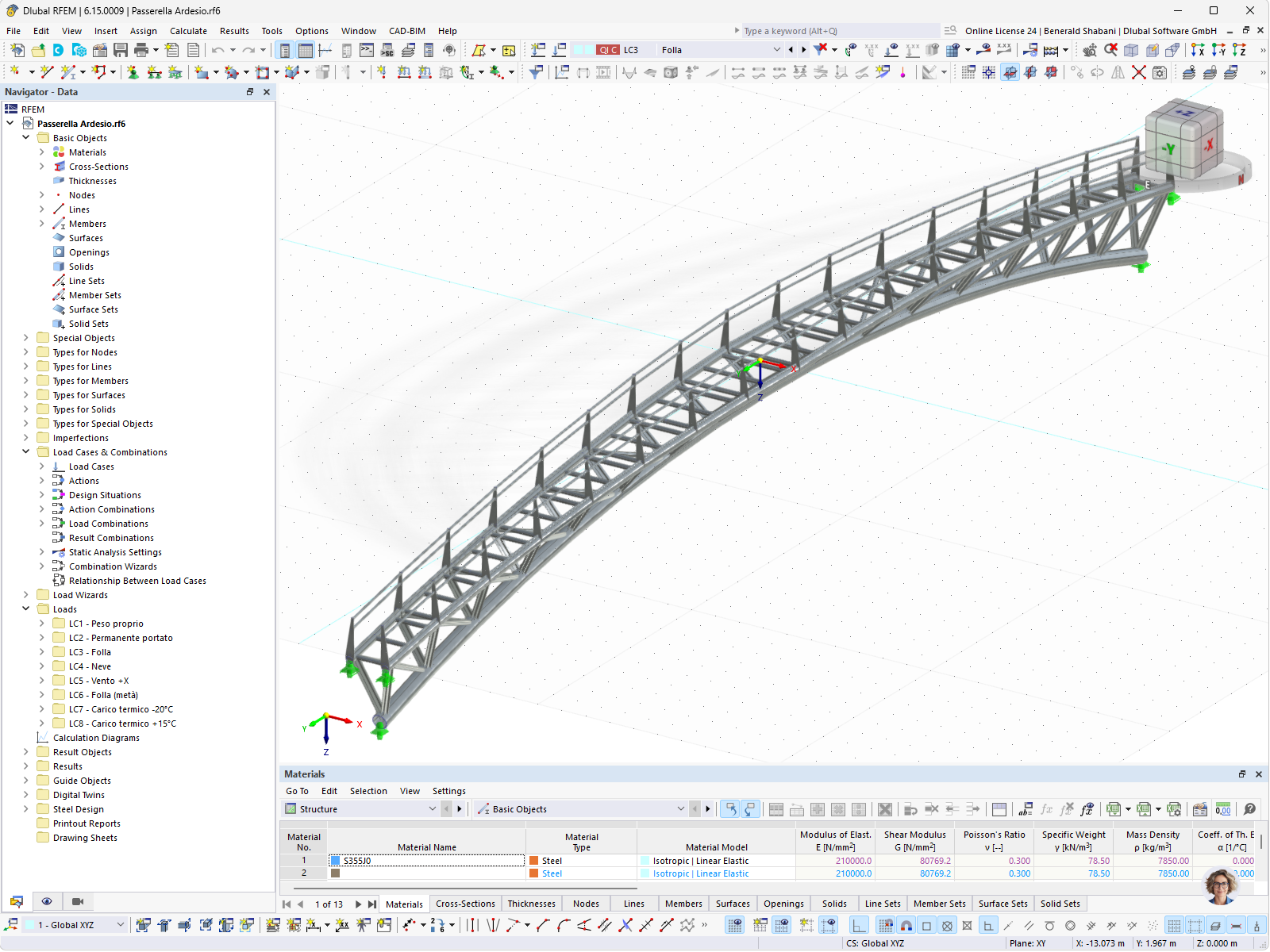 Modèle RFEM 3D d’une passerelle piétonne courbe en acier en Italie avec poutres treillis et garde-corps