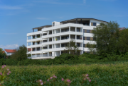 Fünfgeschossiger Holzbau mit Blick auf den Bodensee (© Conné van d´Grachten)