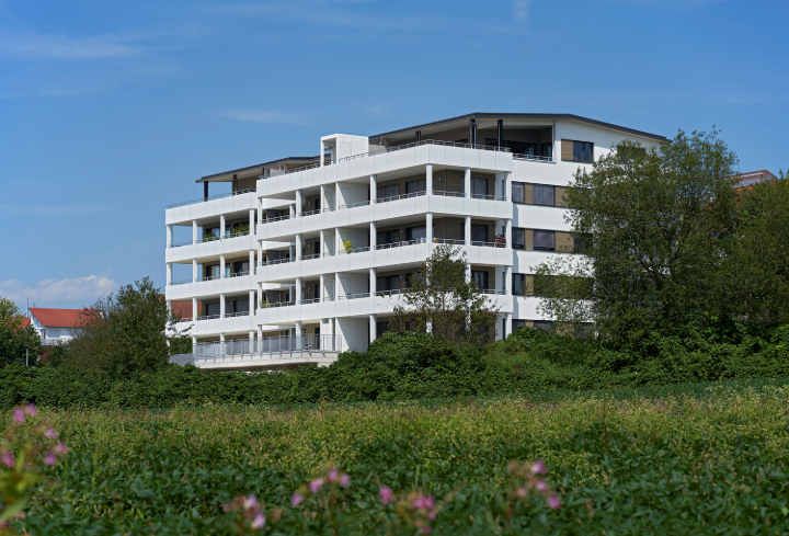 Fünfgeschossiger Holzbau mit Blick auf den Bodensee (© Conné van d´Grachten)