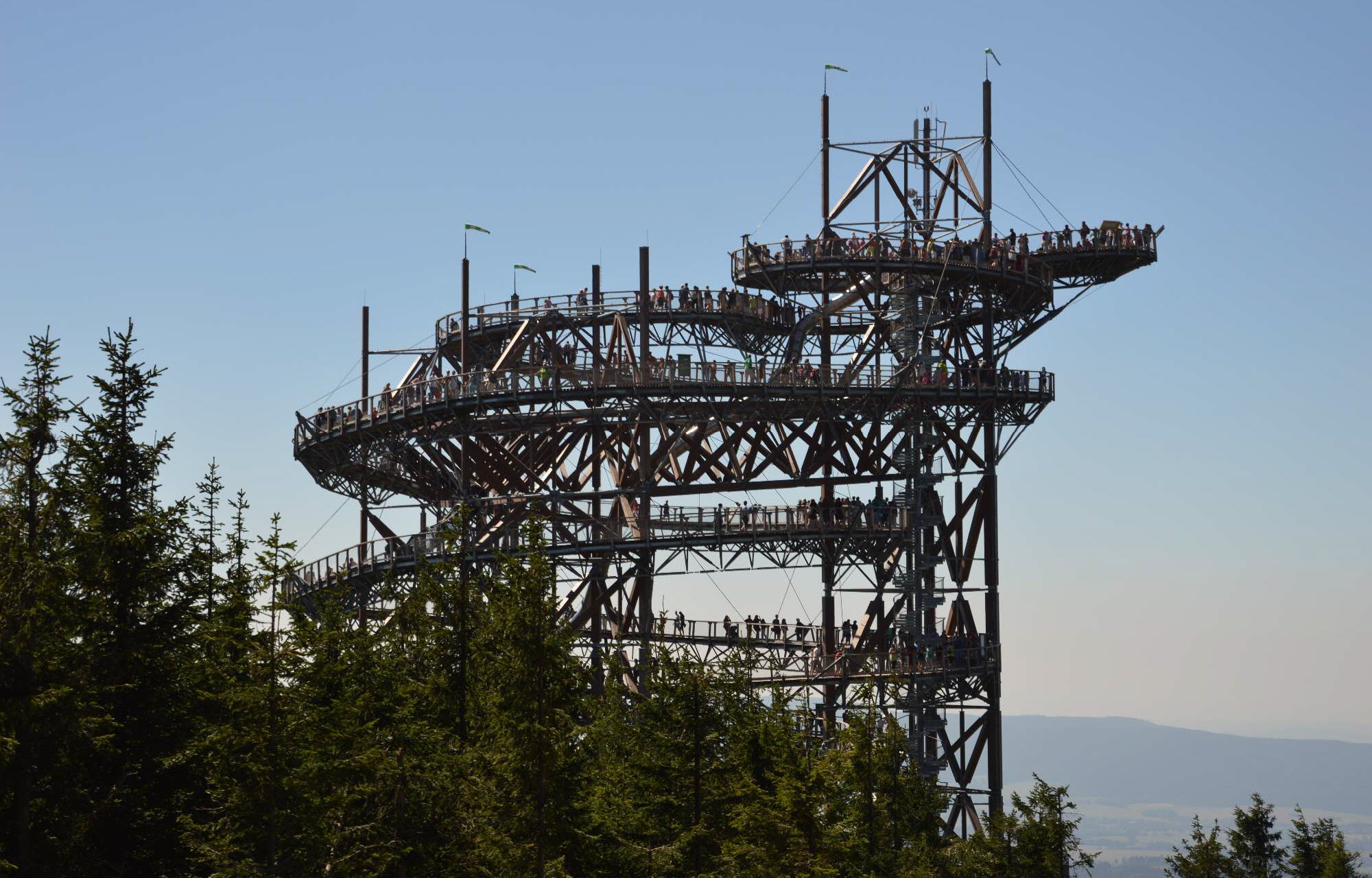 Sky Walk con i visitatori (© Jakub Harazín)