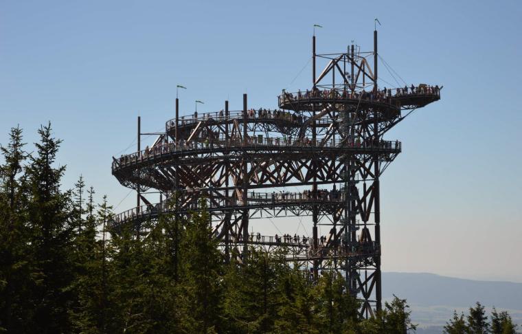 Sky Walk con i visitatori (© Jakub Harazín)