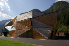 Außenansicht der Werkstatt für Holzschnitzkunst (© Günter Richard Wett)