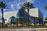 Außenansicht des Museums mit dem „Enigma“ vorn rechts (© Novum Structures)