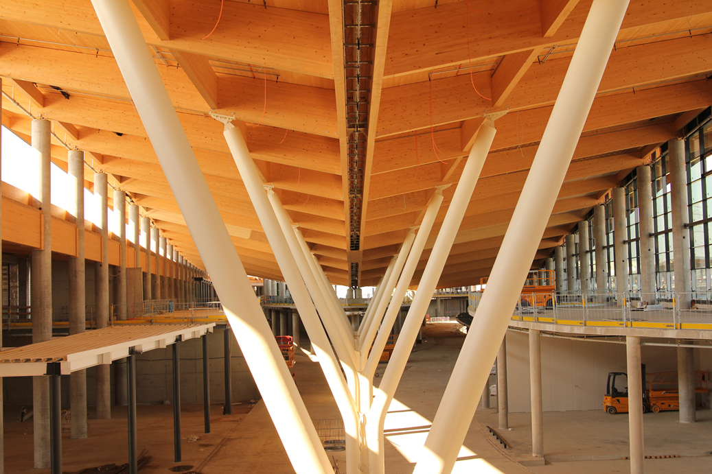 Copertura di legno supportata da colonne in acciaio (© ATP)
