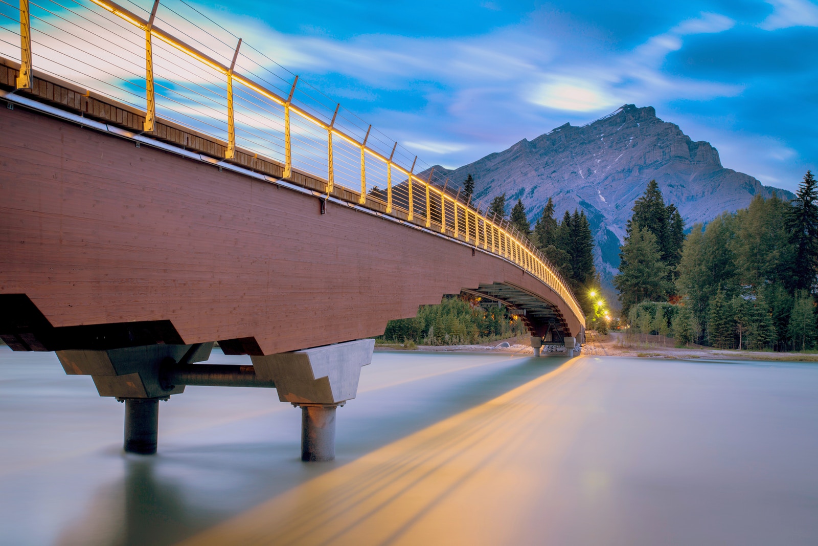 Ponte con ringhiera illuminata (© StructureCraft Builders Inc.)