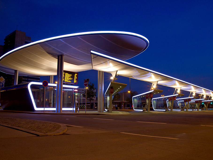 Pensiline illuminate alla stazione degli autobus a Halle (© Guido Kranz)