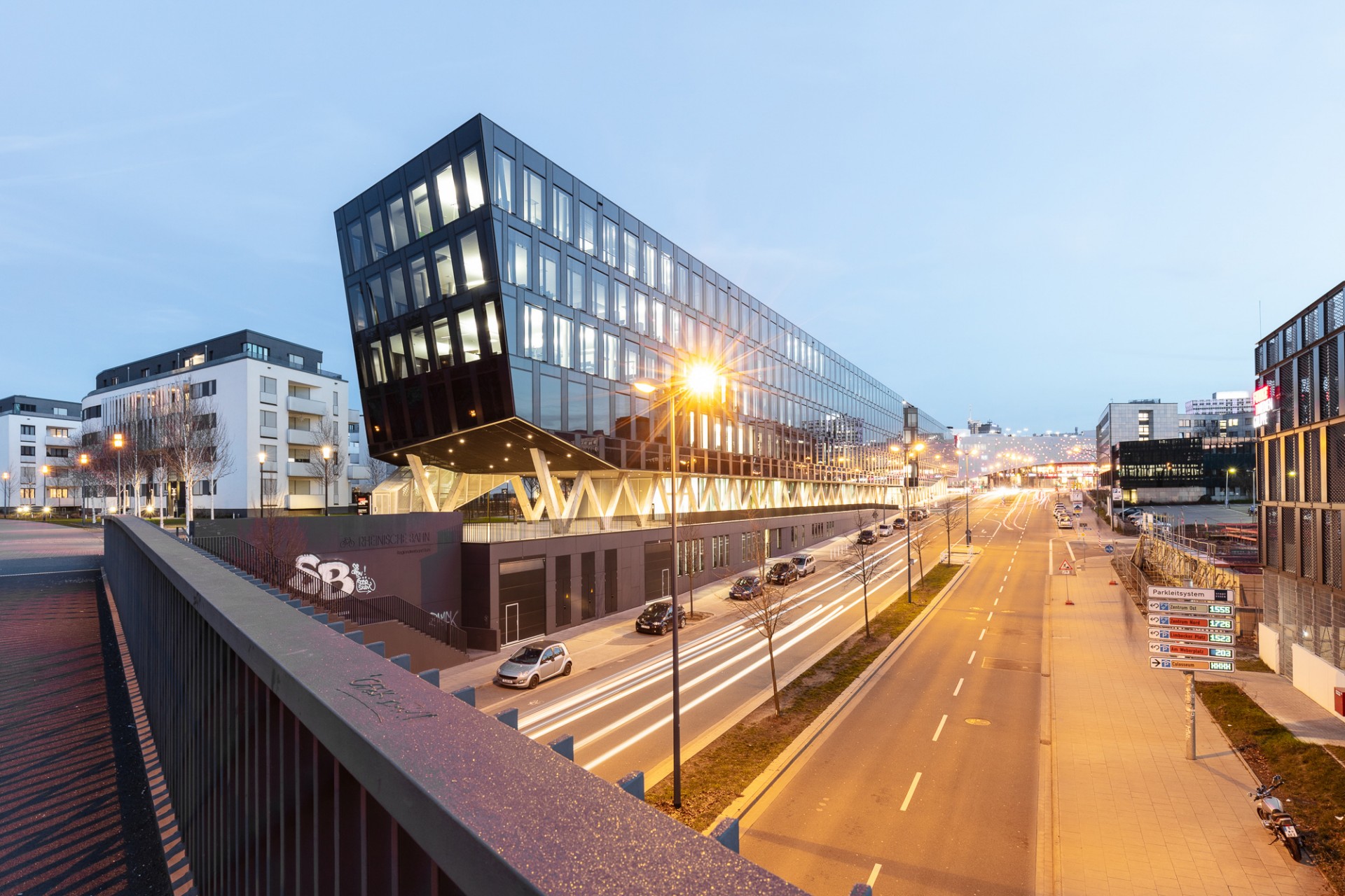 Vista della strada su Funke Media Office (© AllesWirdGut, Tschinkersten fotografie)