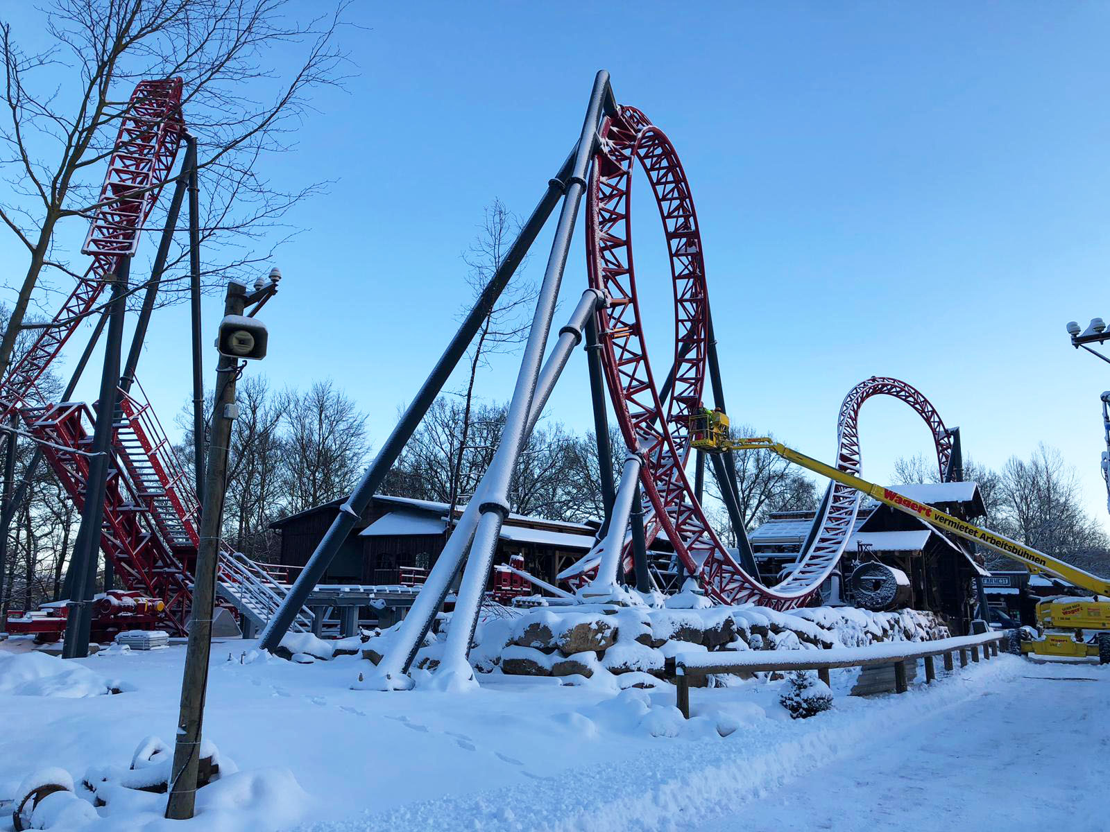 Montagne russe Big Dipper Coaster "Dynamite" durante il montaggio (© Weiß Beratende Ingenieure)