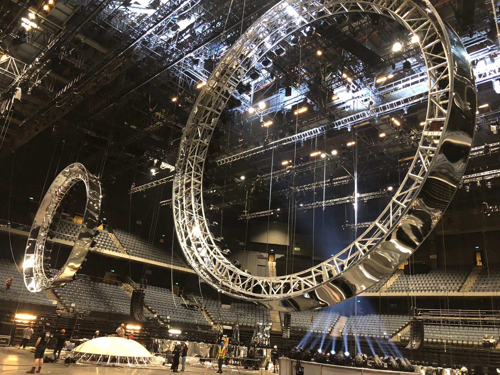 Installazione di travi reticolari a forma circolare (© T&E Support)