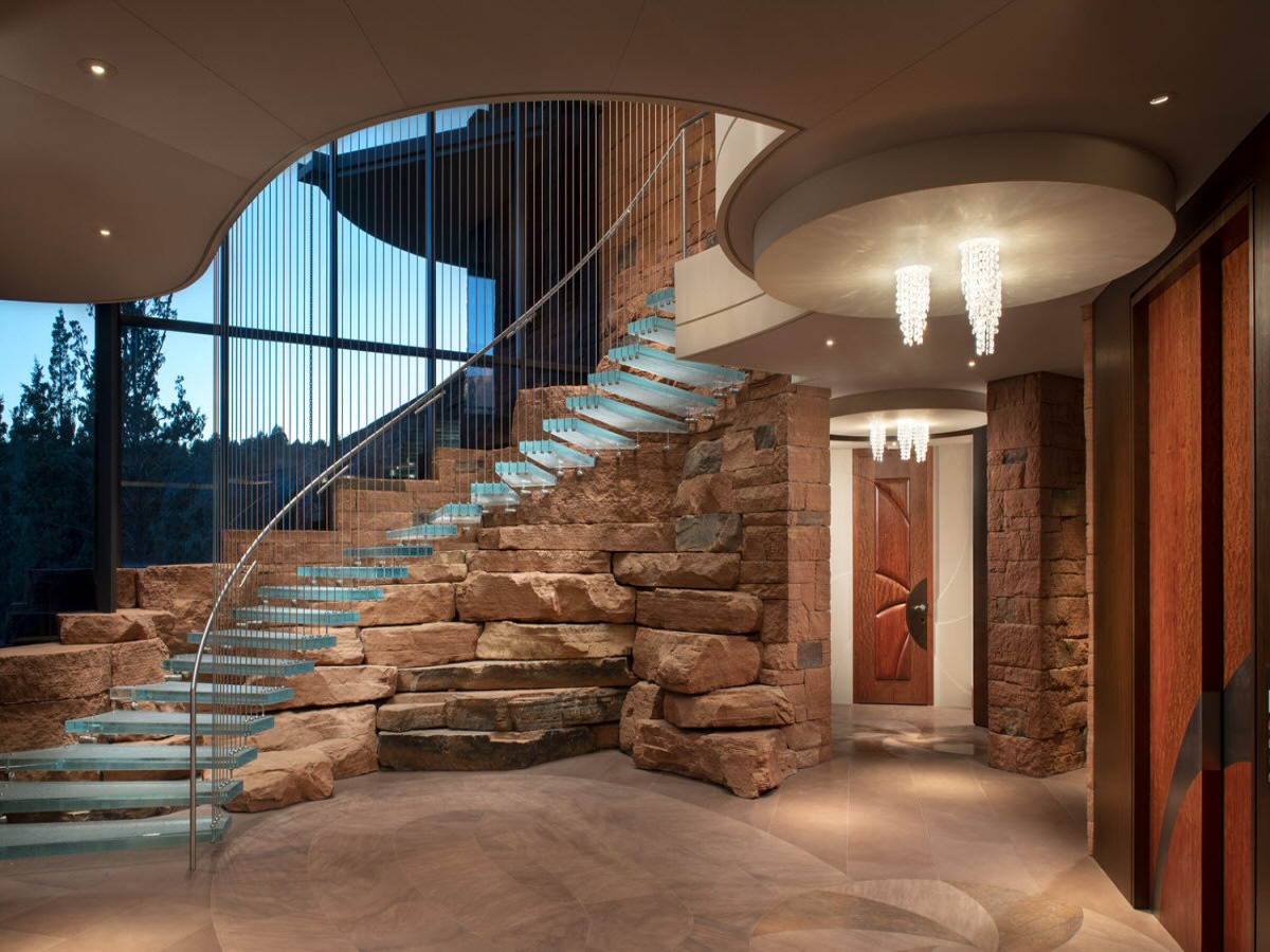 Scala in vetro sospesa della residenza Moongate a Sedona, AZ, USA (© SWABACK pllc)