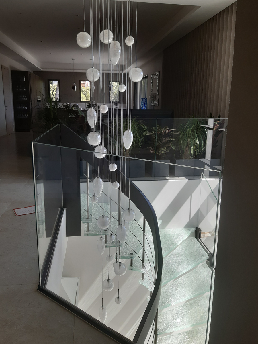 Parte superiore della scala multimateriale (legno, acciaio, vetro) Antibes, Francia (© YLEx)