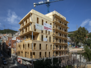 Vista de una esquina del edificio «Cirerers» en construcción (© Estudi M103)