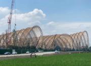 Vista di tre dei cinque padiglioni in costruzione (© StructureCraft)