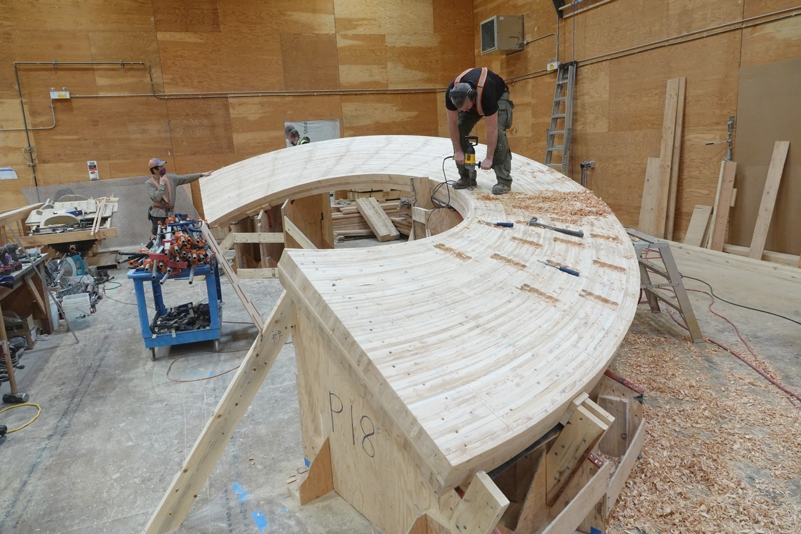 Produzione di un elemento in legno a strati incrociati (© StructureCraft)