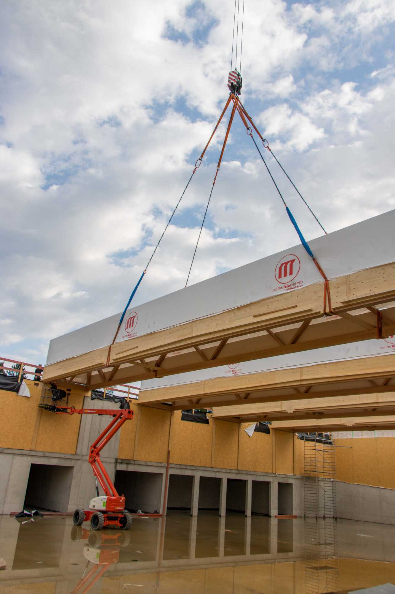 Installazione di una coppia di capriate della copertura (© merz kley partner GmbH)