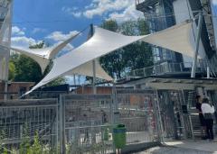 Tensostruttura di copertura e ingresso al ponte sospeso (© Ingenieurbüro Gisela Zündel)