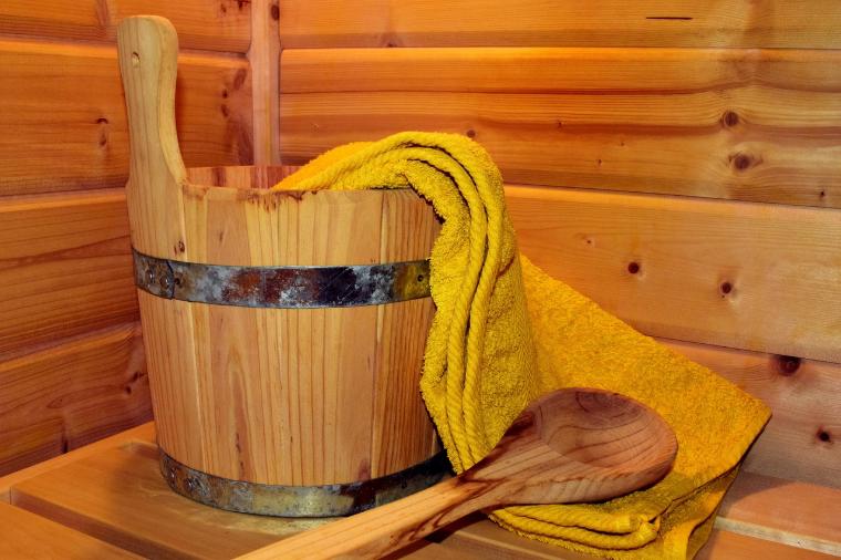Sauna rivestita in legno con elevata umidità dell'aria