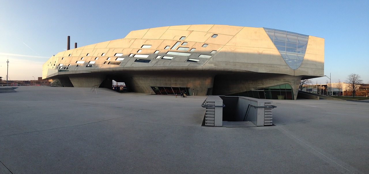 Costruzione futuristica in calcestruzzo - il "phaeno" a Wolfsburg