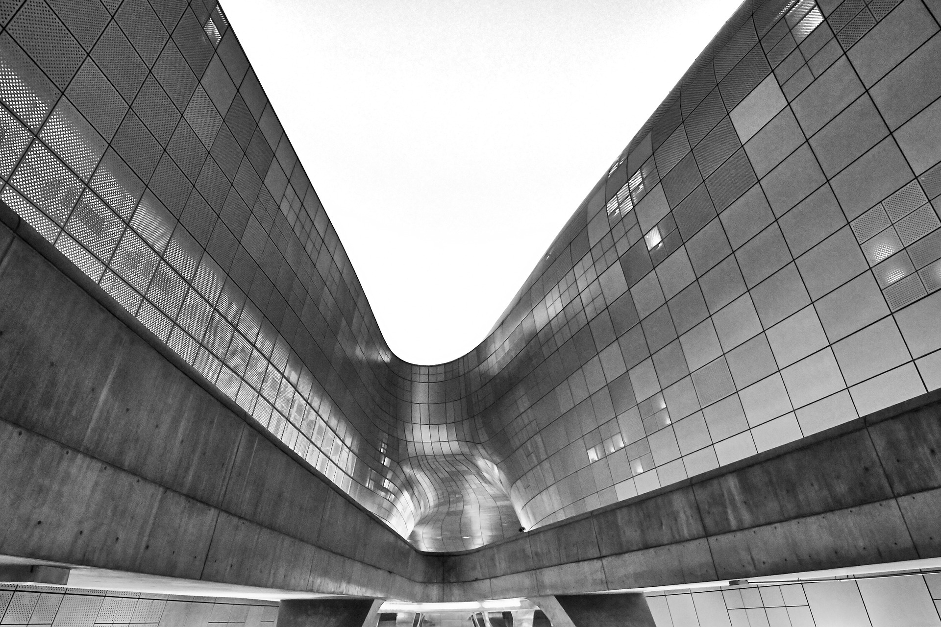 Dongdaemun Design Plaza a Seoul, un edificio futuristico di Zaha Hadid, impressiona con la sua architettura curvilinea.