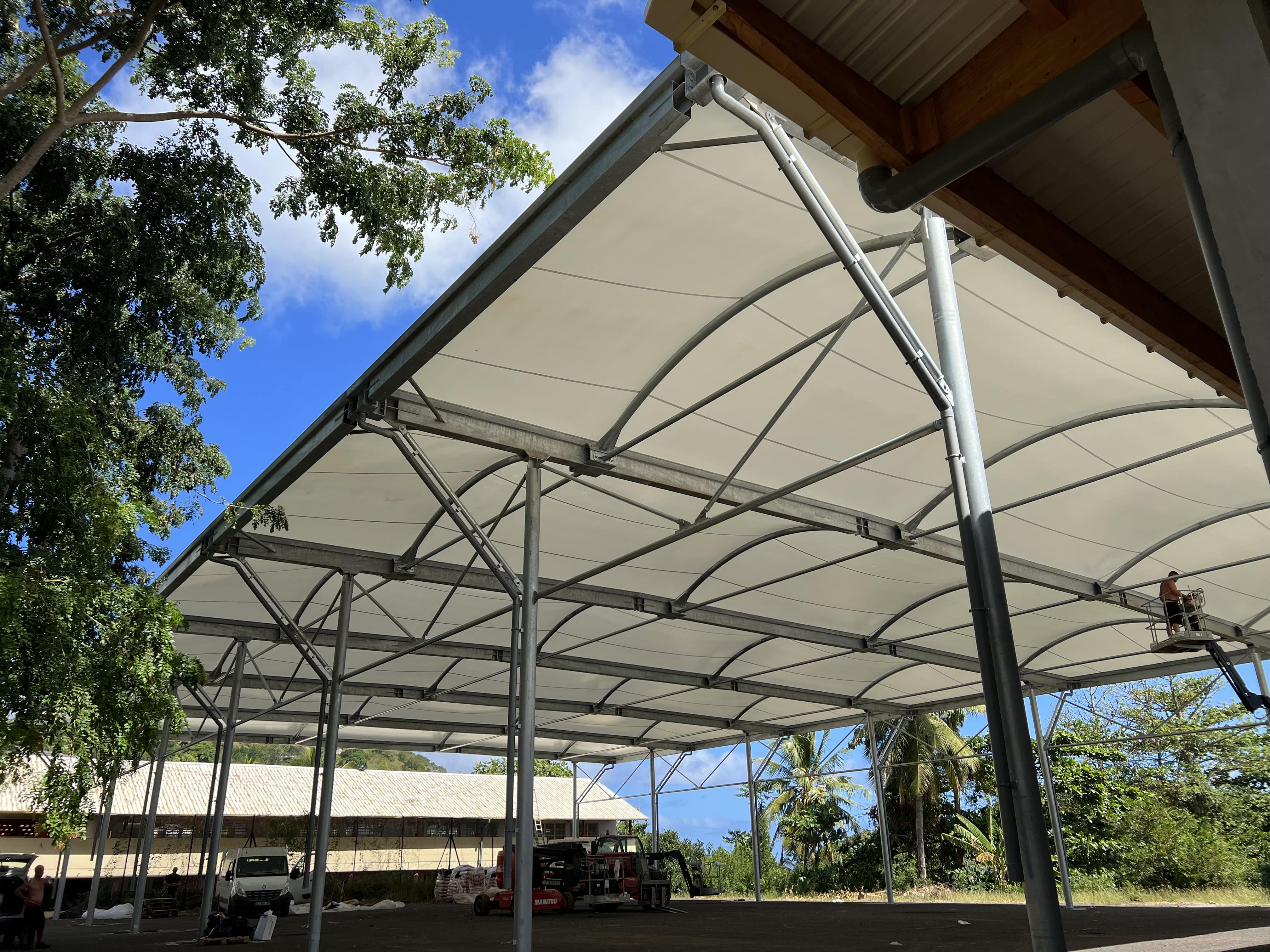 Copertura del cortile del centro sportivo polivalente del liceo superiore di Canton d'Acoua, Isola Mayotte (© Normandie Structures)