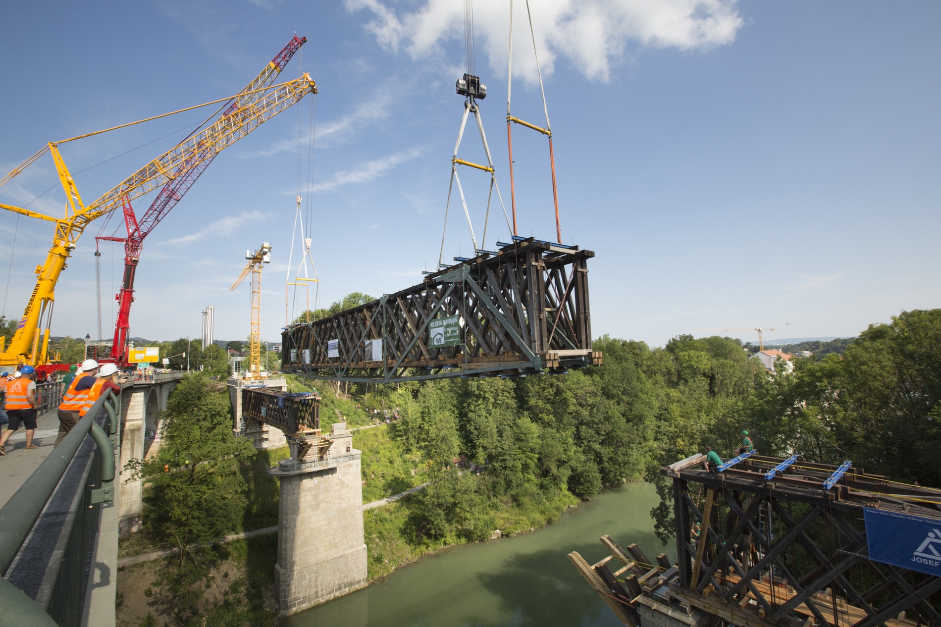 Inserimento di una trave del ponte | © Eva Bartussek