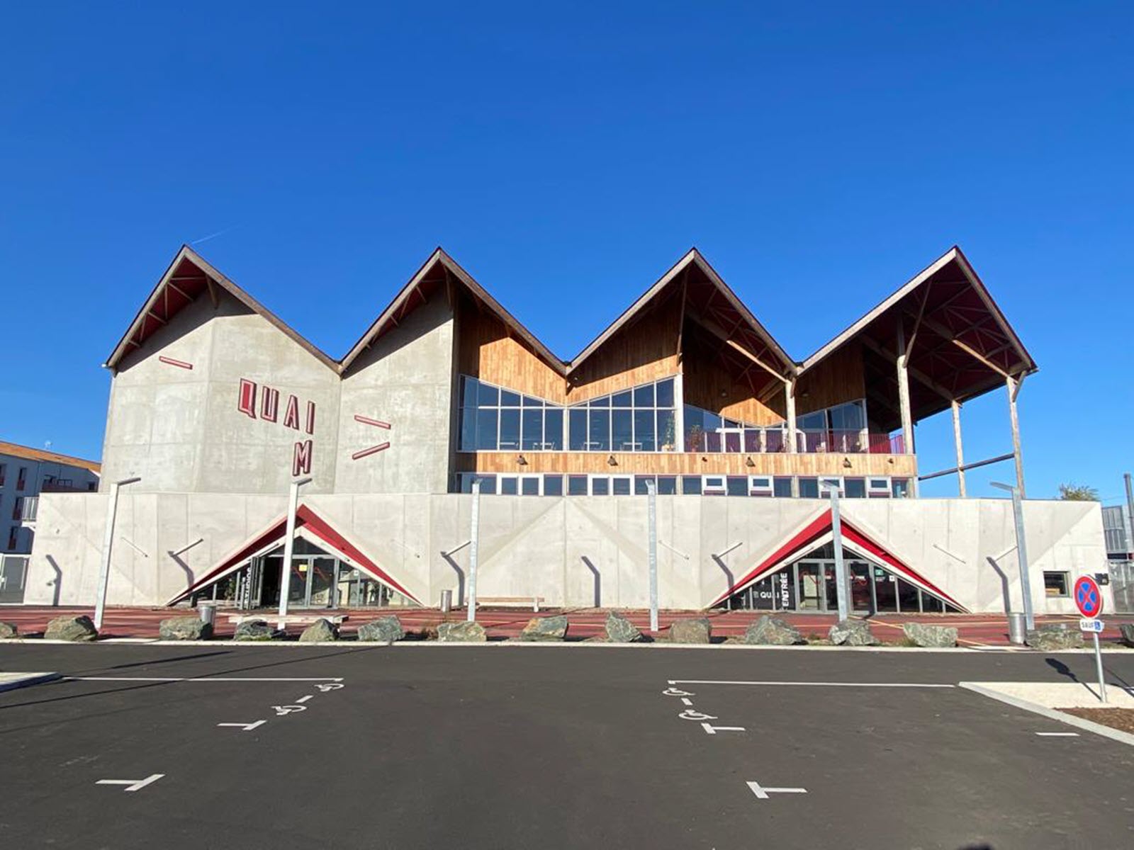 Quai M, nuova sala concerti a La Roche sur Yon, Francia (© LCA Construction Bois)