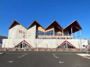 Quai M, nuova sala concerti a La Roche sur Yon, Francia (© LCA Construction Bois)