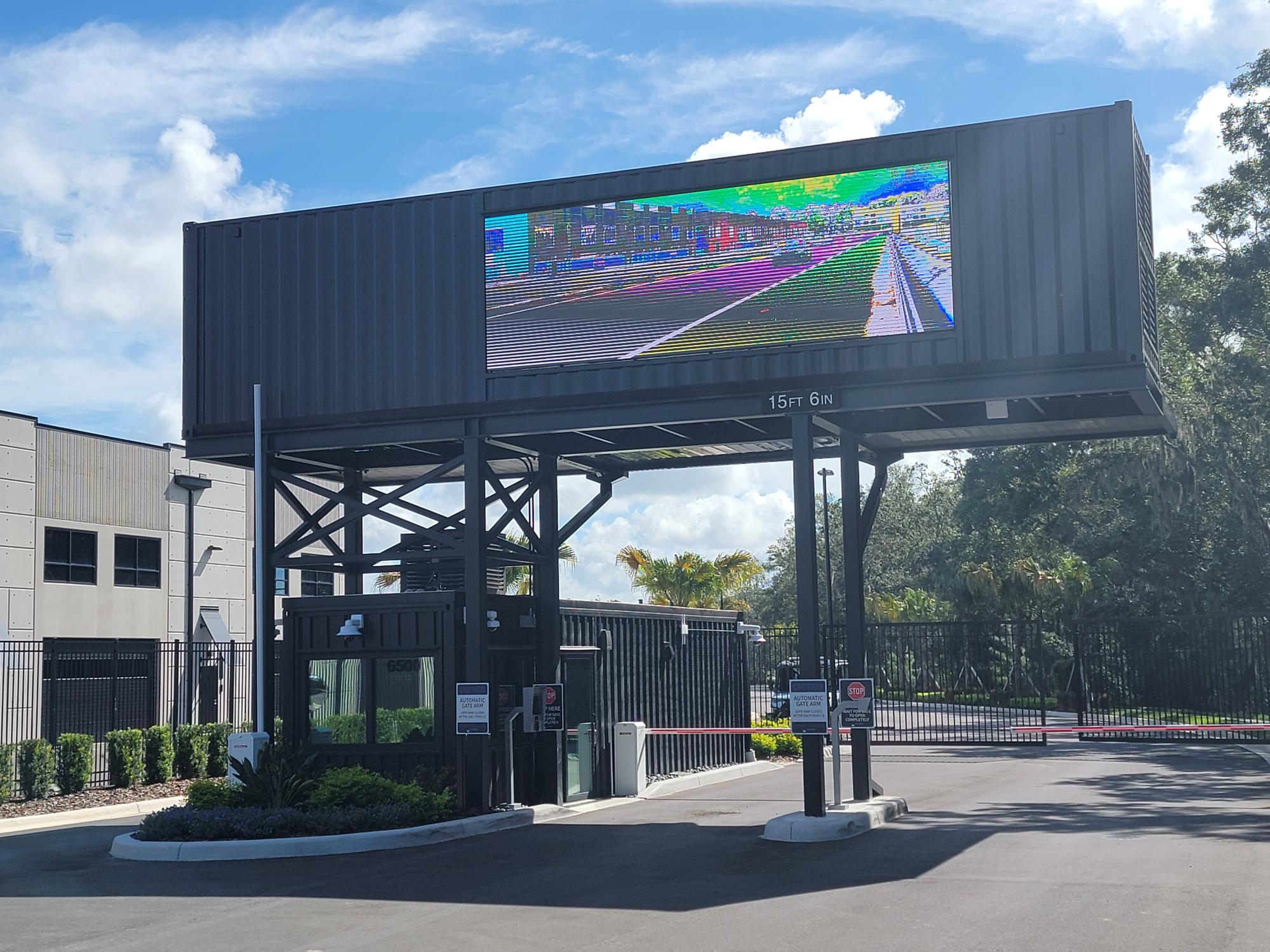 Struttura del container con un grande schermo | © Modular Structural Consultants LLC