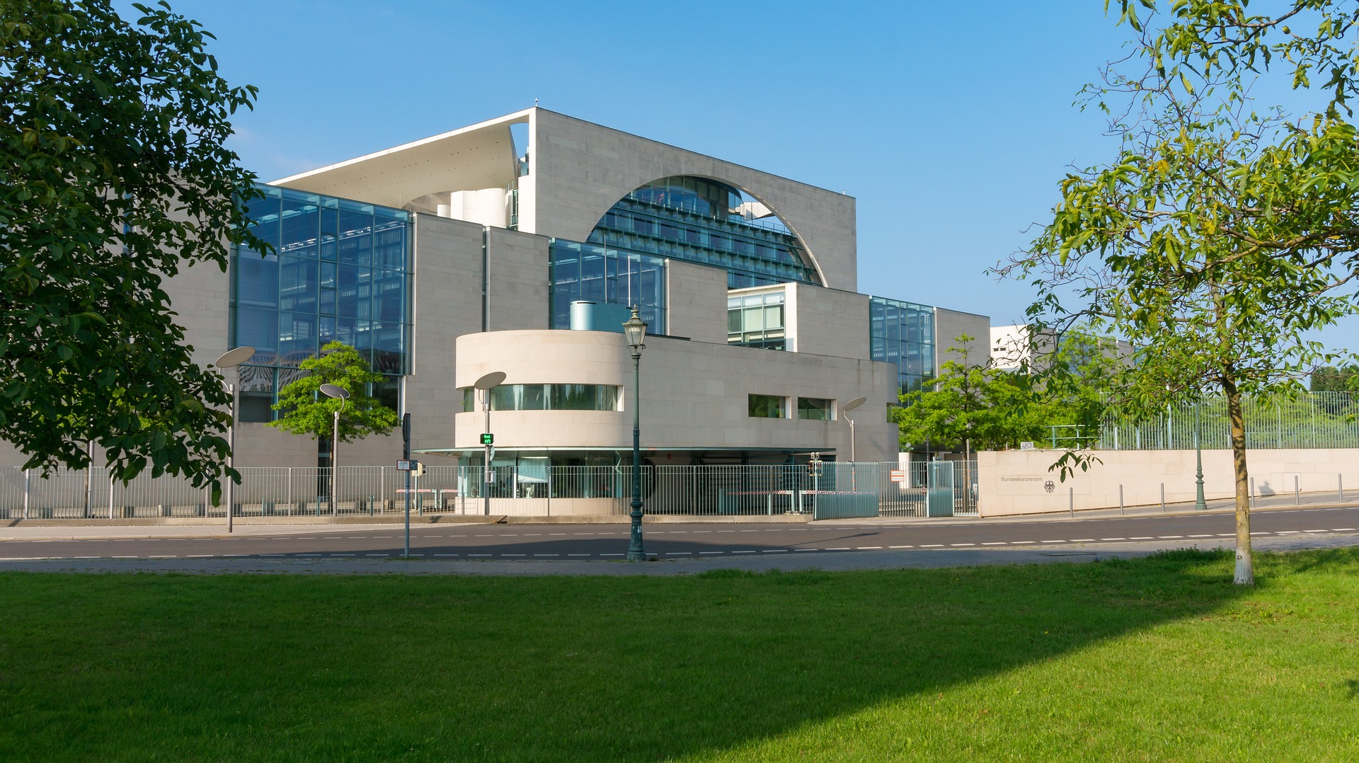 La Cancelleria federale di Berlino è un eccellente esempio di architettura tardo postmoderna in Germania.