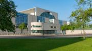 La Cancelleria federale di Berlino è un eccellente esempio di architettura tardo postmoderna in Germania.