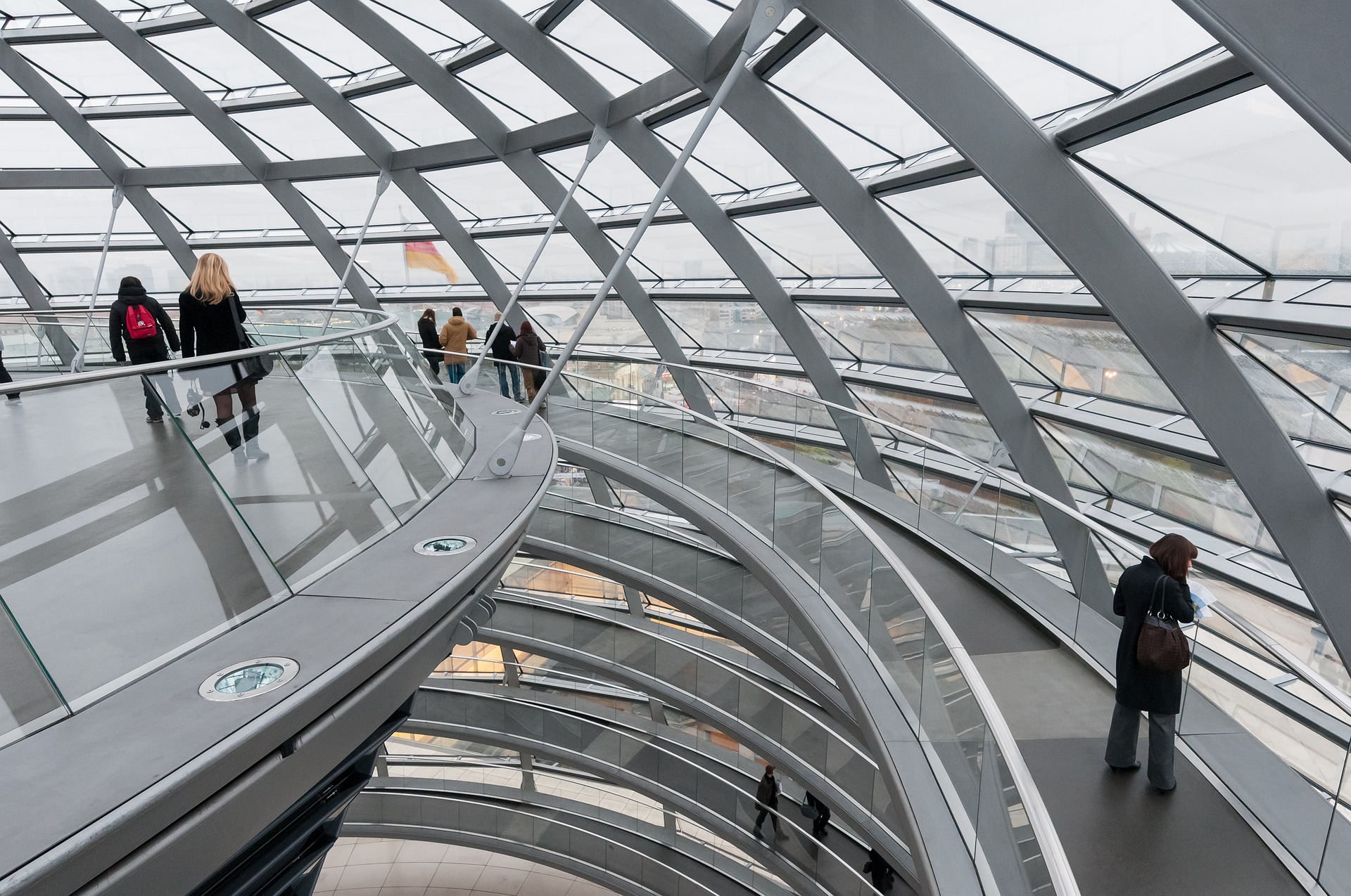 All'interno della cupola dell'edificio del Reichtag: Architettura high-tech da toccare con mano.