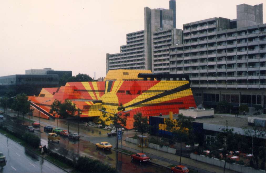 Un vero colpo d'occhio: das Schwabylon und daneben das Yellow Submarine in München.