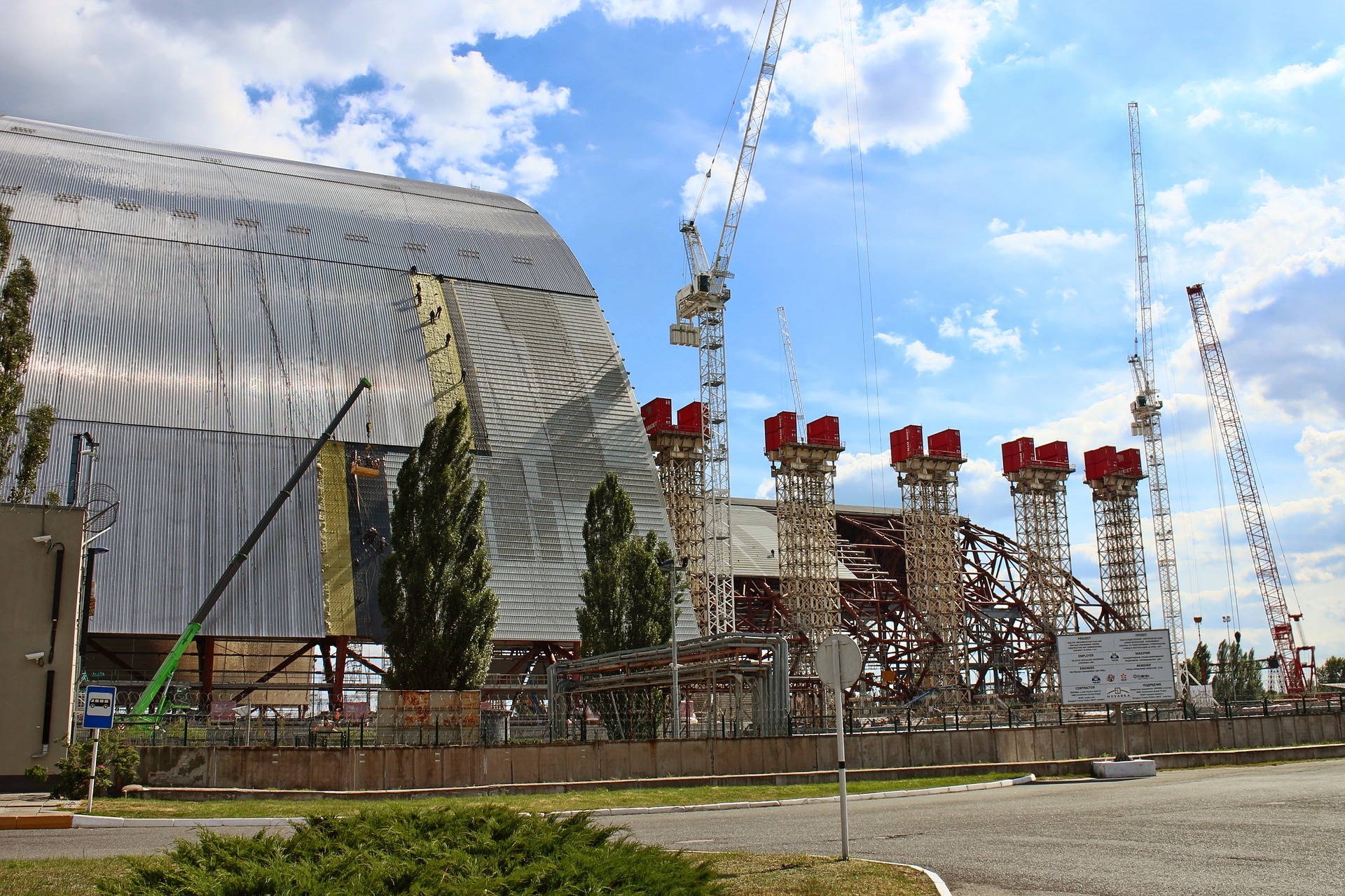 Una sala cassaforte del reattore nucleare esploso a Chernobyl (New Safe Confinement)