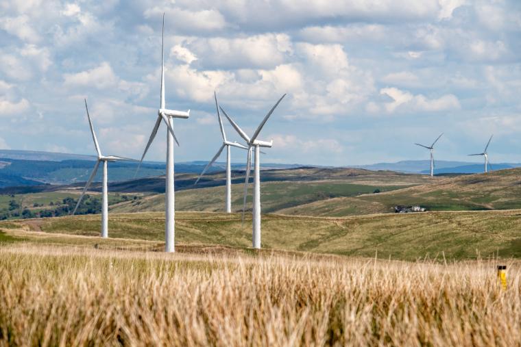 L'energia eolica come alternativa a lungo termine alle fonti energetiche convenzionali: non priva di svantaggi, ma molto più sicura