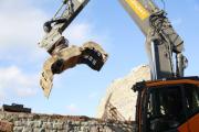 Demolizione di edifici singoli con escavatore