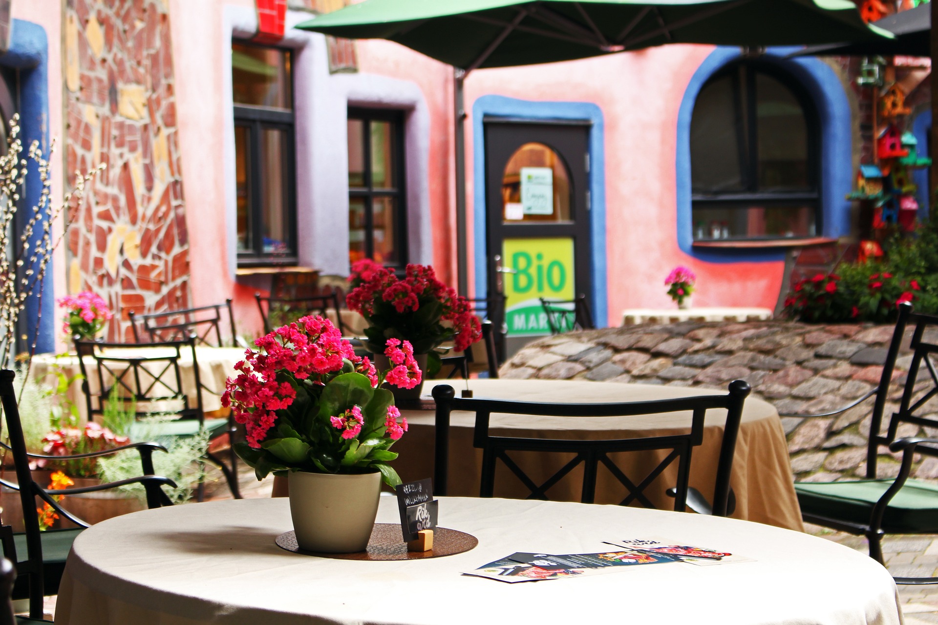 Il cortile della Hundertwasserhaus di Magdeburgo è altrettanto impressionante.