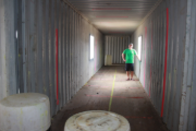 Vista interna del container in acciaio della struttura modulare a Bowsers Castle, Stati Uniti