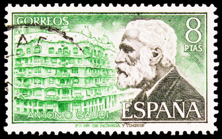 Francobollo con ritratto di Antoni Gaudí, architetto e designer catalano di Barcellona