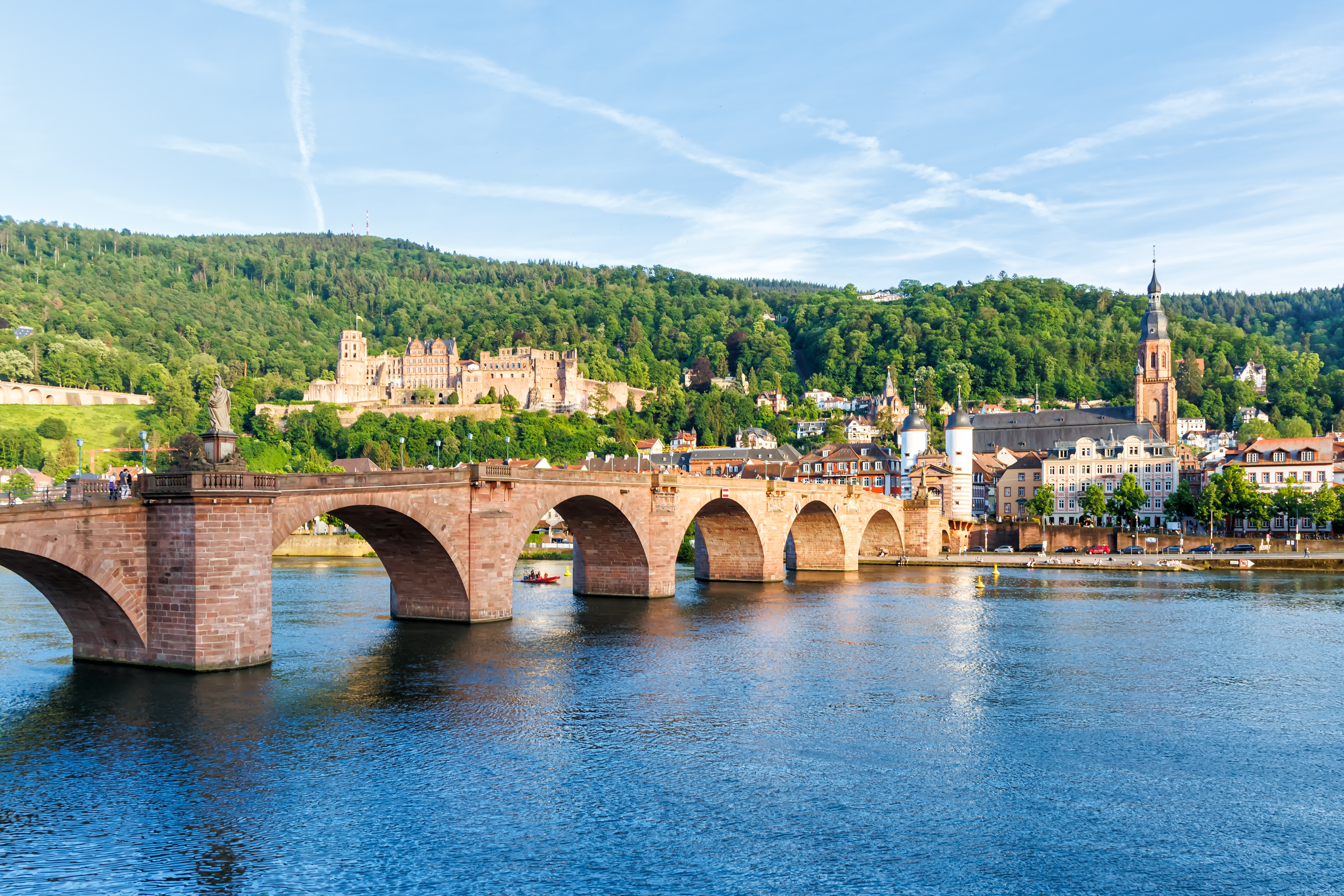 Heidelberg mostra un castello storico, il fiume Neckar e un ponte della città vecchia iconica sotto un cielo soleggiato