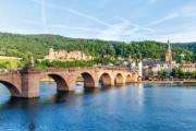 Heidelberg mostra un castello storico, il fiume Neckar e un ponte della città vecchia iconica sotto un cielo soleggiato