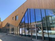 Façade d’un édifice à La Rochelle intégrant bois et métal, par LCA Construction Bois