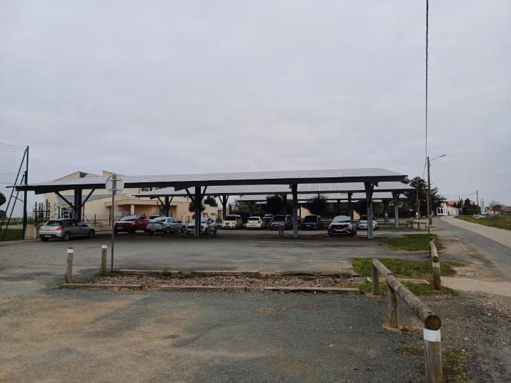 Pensiline fotovoltaiche su parcheggio a Vendée forniscono energia solare e ombra ai veicoli