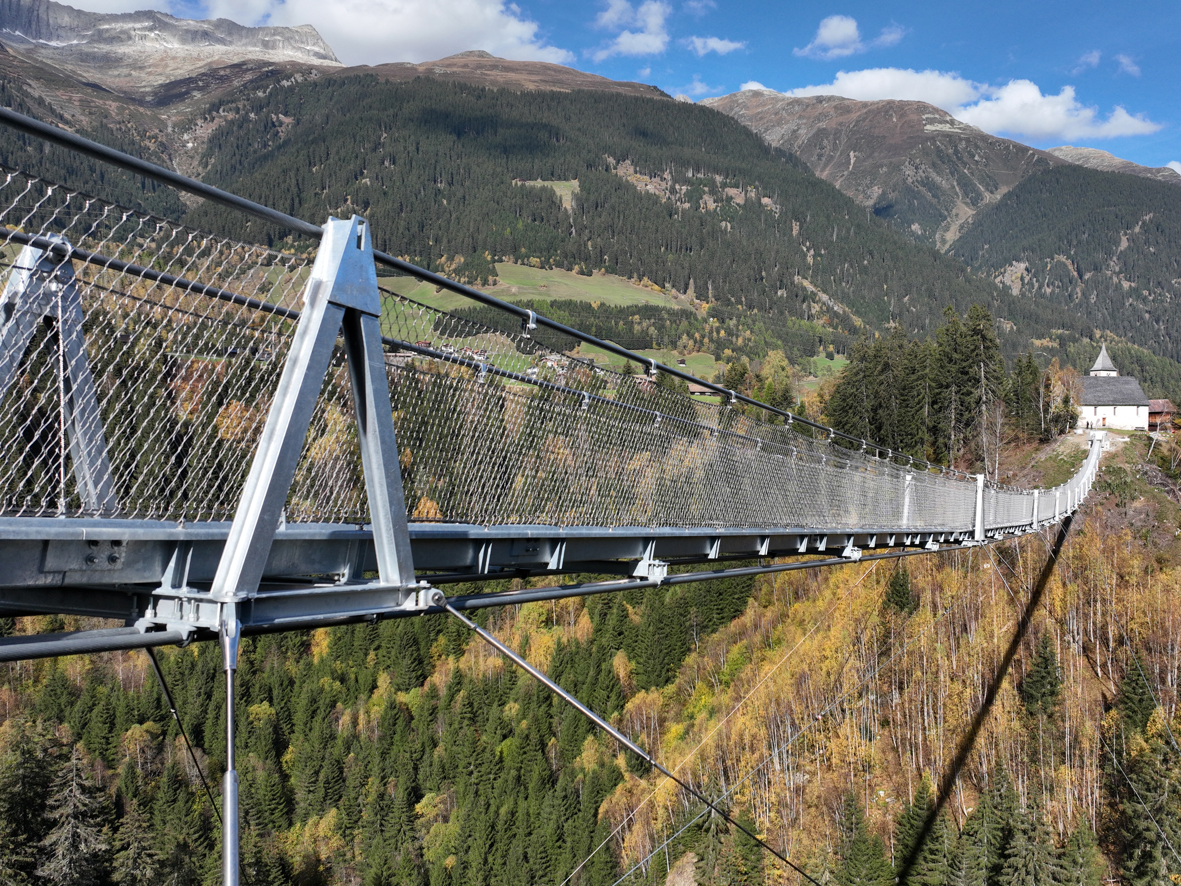 Il ponte sospeso La Pendenta a Disentis/Mustér esemplifica la moderna costruzione leggera con funi.