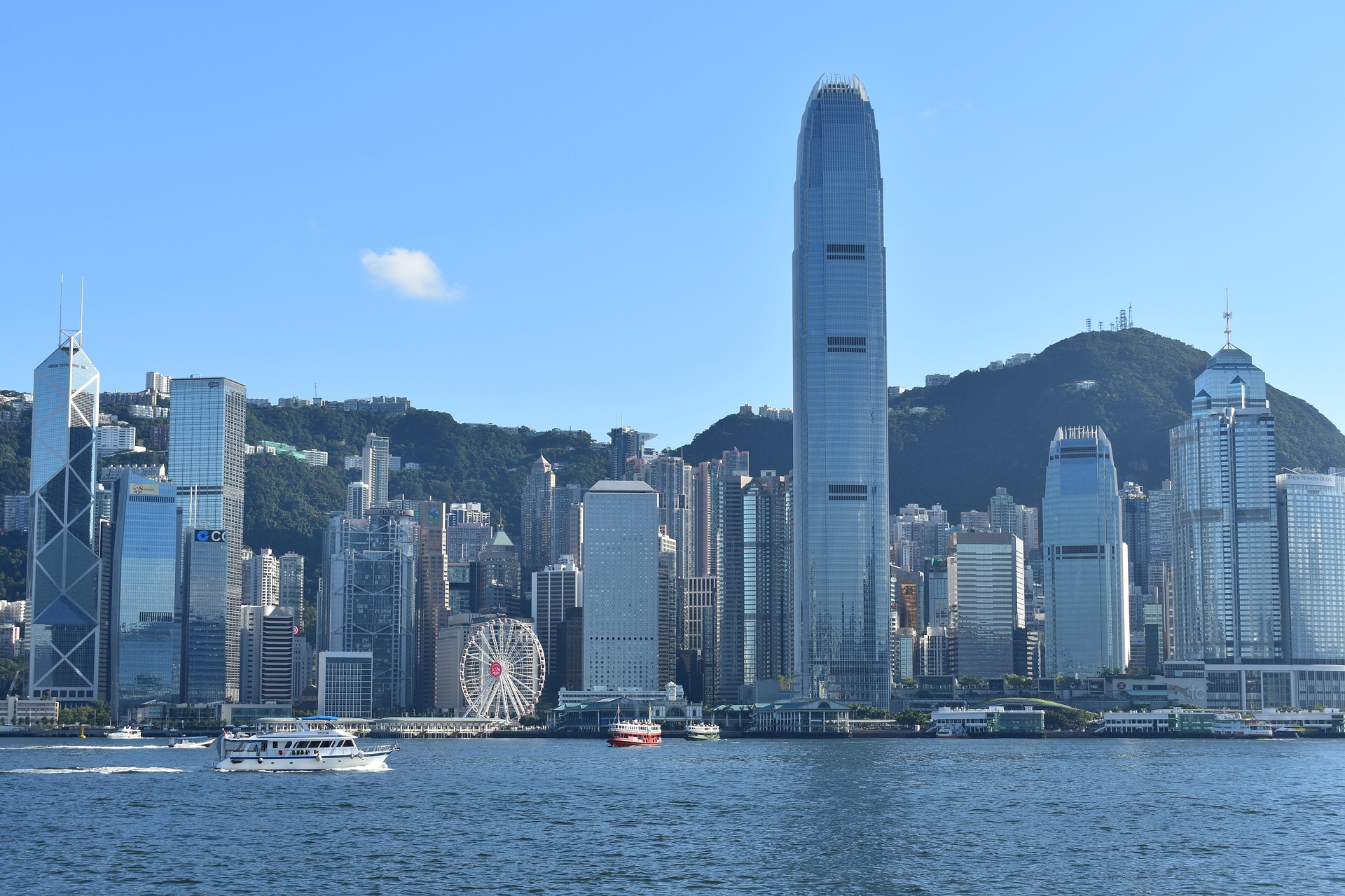 Moderne grattacieli a Hong Kong, simbolo di costruzione urbana avanzata e innovazione architettonica.